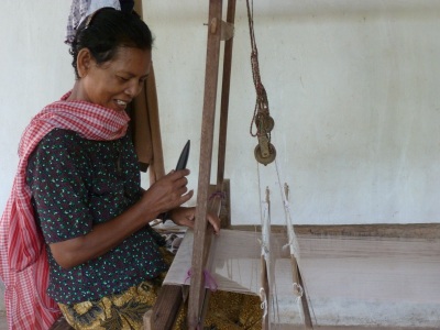 weaving-of-a-silk-scarf